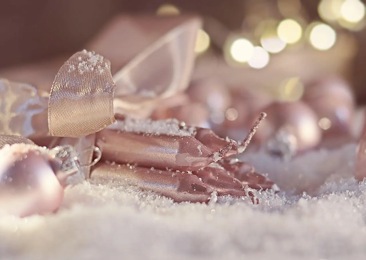 Stearinlys, silkebånd og julekugler i kunstsne